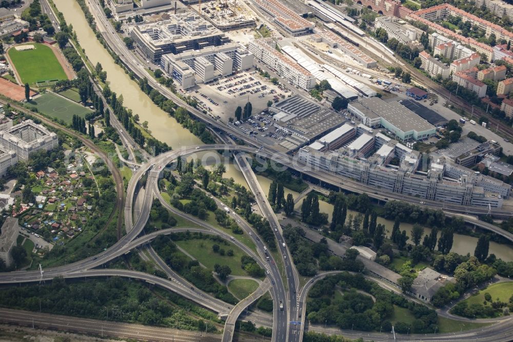 Aerial photograph Wien - Traffic flow at the intersection Floridsdorf of the federal motorway A22 in Vienna in Austria. The interchange connects the federal motorway A22 and Donaukanalstrasse which leads into the city center