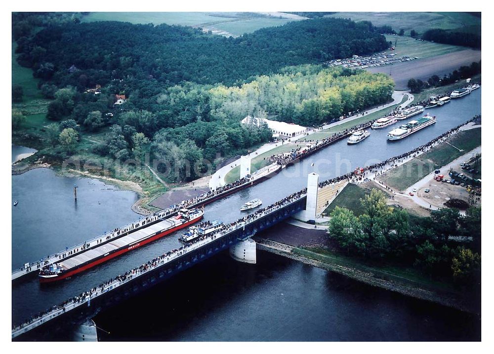 Aerial photograph Hohenwarthe / Sachsen-Anhalt - Verkehrsfreigabe des Wasserstraßenkreuzes Magdeburg entlang der Kanalbrücke vom Mittellandkanal zum Elbe-Havel-Kanal über die Elbe bei Hohenwarthe in Sachsen-Anhalt.
