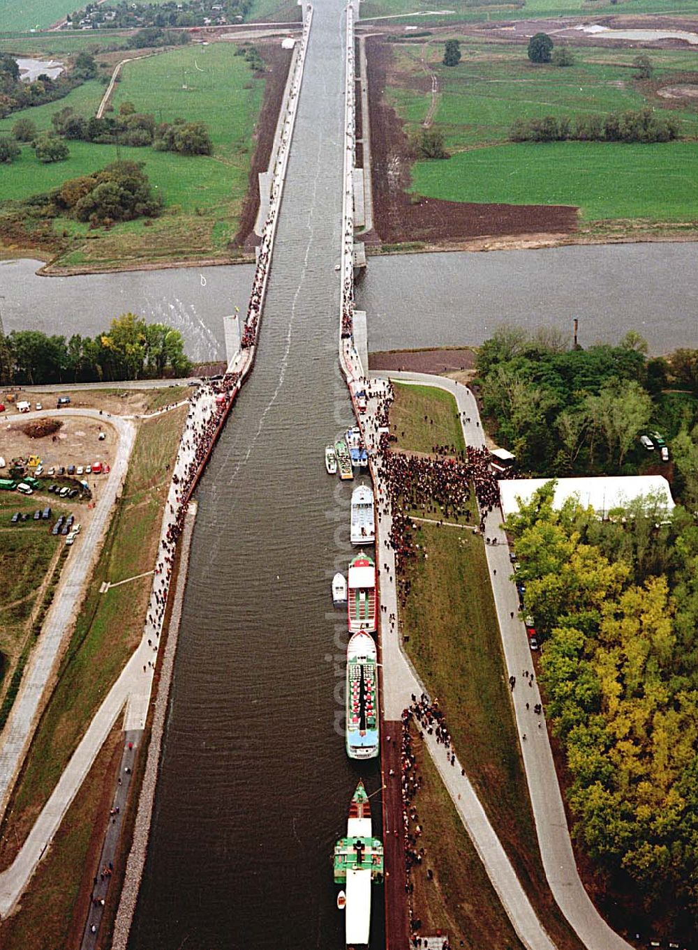 Hohenwarthe / Sachsen-Anhalt from above - Verkehrsfreigabe des Wasserstraßenkreuzes Magdeburg entlang der Kanalbrücke vom Mittellandkanal zum Elbe-Havel-Kanal über die Elbe bei Hohenwarthe in Sachsen-Anhalt.