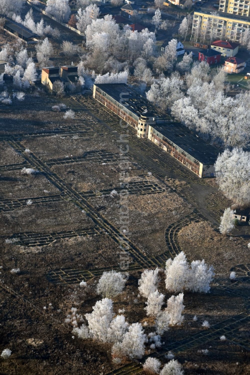 Rangsdorf from the bird's eye view: Remains of the abandoned ruins of the hangars and handling facilities at the former airfield Flugplatz Rangsdorf an der Walther-Rathenau-Strasse in the district Gross Machnow in Rangsdorf in the state Brandenburg