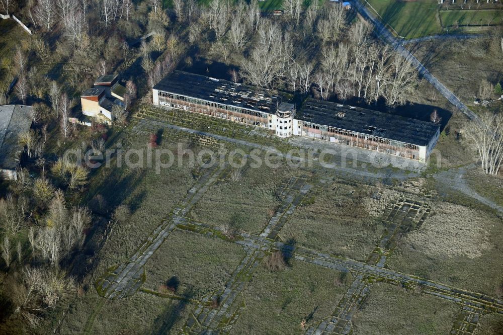 Aerial photograph Rangsdorf - Remains of the abandoned ruins of the hangars and handling facilities at the former airfield Flugplatz Rangsdorf an der Walther-Rathenau-Strasse in the district Gross Machnow in Rangsdorf in the state Brandenburg