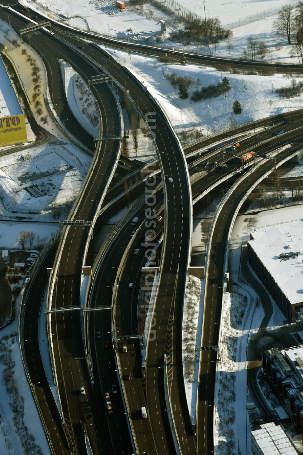 Aerial photograph Berlin - Wintry snowy course of the federal motorway A100 and A113 in the area of the exit Grenzallee in the Neukoelln part of Berlin in Germany