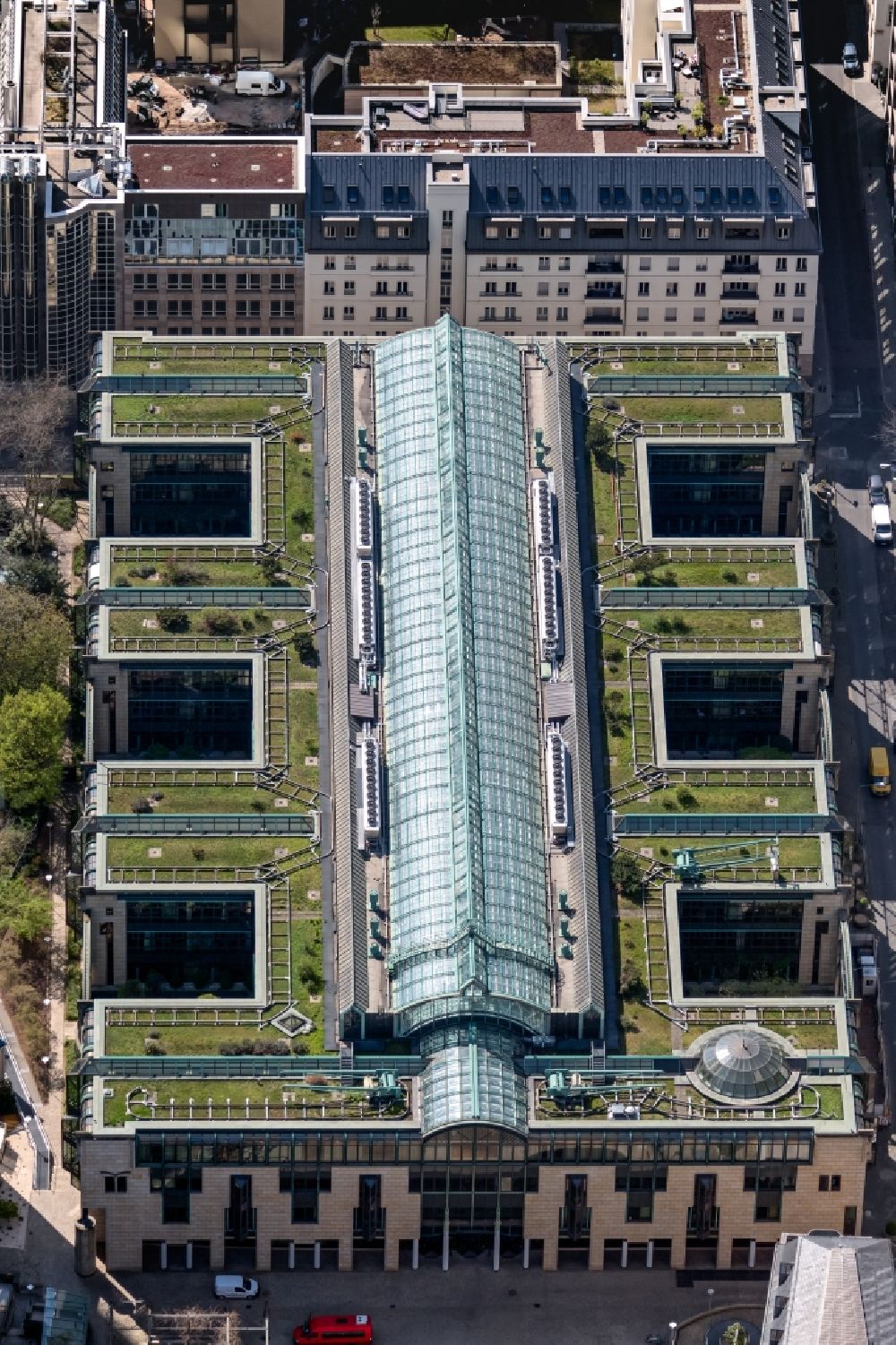 Aerial image Frankfurt am Main - Banking administration building of the financial services company Deutsche Bundesbank on Taunusanlage in the district Bahnhofsviertel in Frankfurt in the state Hesse, Germany