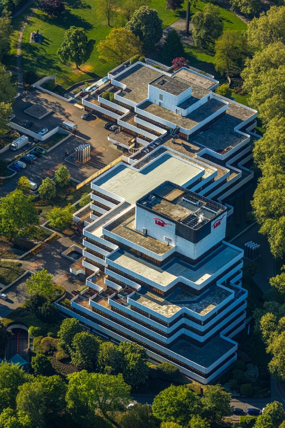 Aerial photograph Münster - Banking administration building of the financial services company LBS Westdeutsche Landesbausparkasse on Himmelreichallee in Muenster in the state North Rhine-Westphalia, Germany