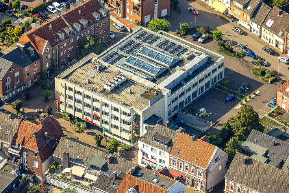 Aerial photograph Beckum - Banking administration building of the financial services company Sparkasse Beckum-Wadersloh - Hauptgeschaeftsstelle on street Weststrasse in Beckum at Ruhrgebiet in the state North Rhine-Westphalia, Germany