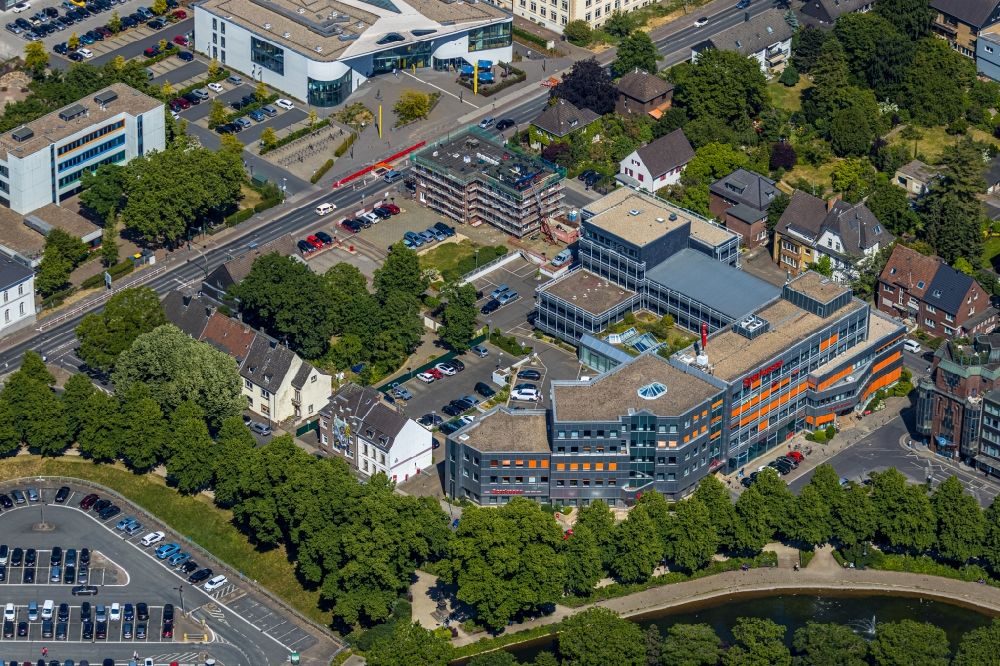 Moers from the bird's eye view: Banking administration building of the financial services company Sparkasse on Niederrhein - Hauptgeschaeftsstelle on Ostring - Julius-Genner-Strasse overlooking renovation works at the building on Wilhelm-Schroeder-Strasse in Moers in the state North Rhine-Westphalia, Germany