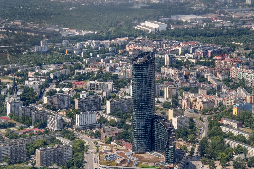 Wroclaw Breslau from above - Verwaltungsgebäude und Geschäftsgebäude Sky Tower in Wroclaw Breslau in Niederschlesien, Polen. Das moderne Wohn- und Geschäftshaus ist mit 260 Metern eines der höchsten Gebäude in Polen.