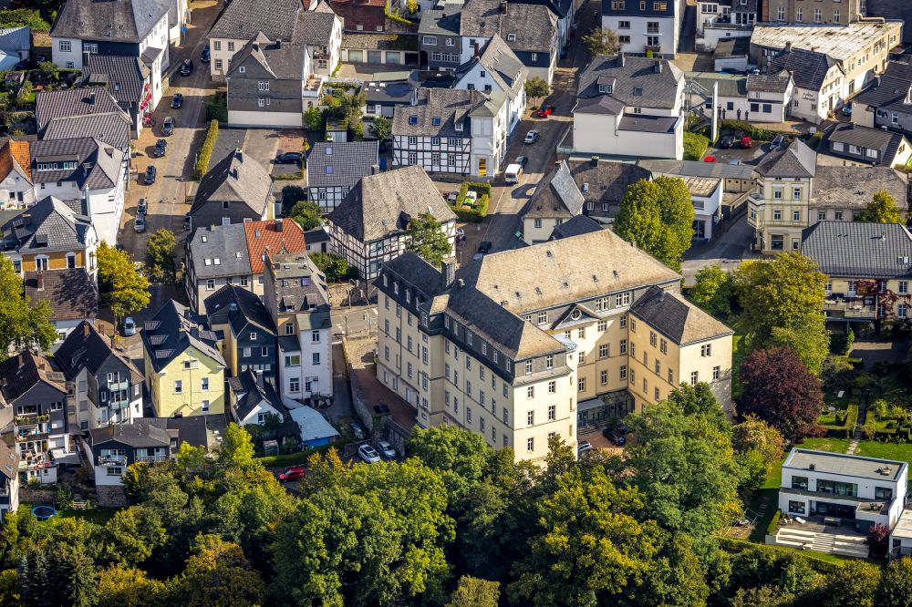 Aerial photograph Arnsberg - Administrative building of the State Authority of Verwaltungsgericht Arnsberg in the Jaegerstrasse in Arnsberg in the state North Rhine-Westphalia, Germany. The building was built in 1783 from the remains of the castle and served amongst other things as a prison and barracks