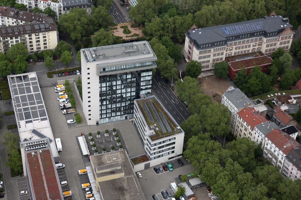 Mainz from the bird's eye view: Administration building of the city works of Mainz in the Neustadt part of Mainz in the state of Rhineland-Palatinate. The office complex and high rise is located in the East of the district