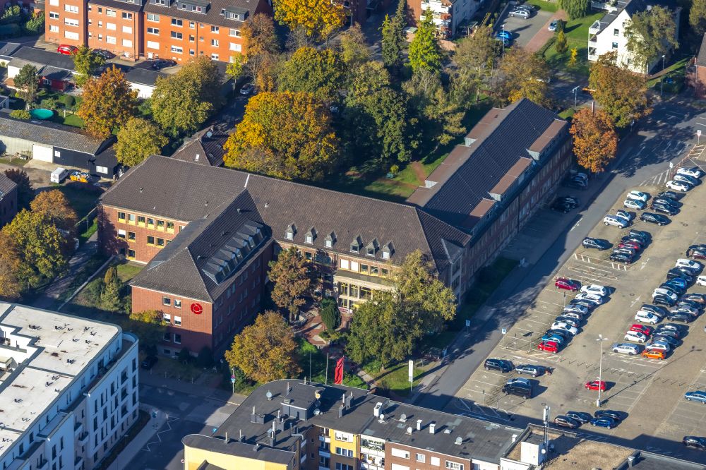 Moers from the bird's eye view: Office and administration buildings of the insurance company KNAPPSCHAFT Geschaeftsstelle Moers on street Knappschaft-Strasse in the district Asberg in Moers in the state North Rhine-Westphalia, Germany