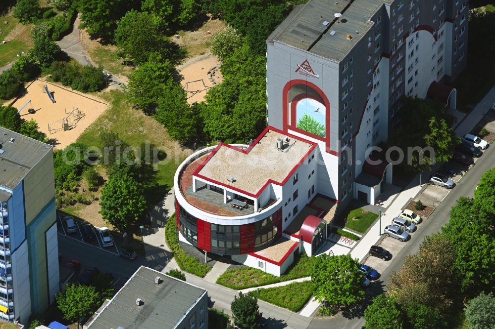 Berlin from the bird's eye view: Office and administration building of the housing association and rental apartment provider Wohnungsgenossenschaft Altglienicke eG on Schoenefelder Chaussee in the district Altglienicke in Berlin, Germany