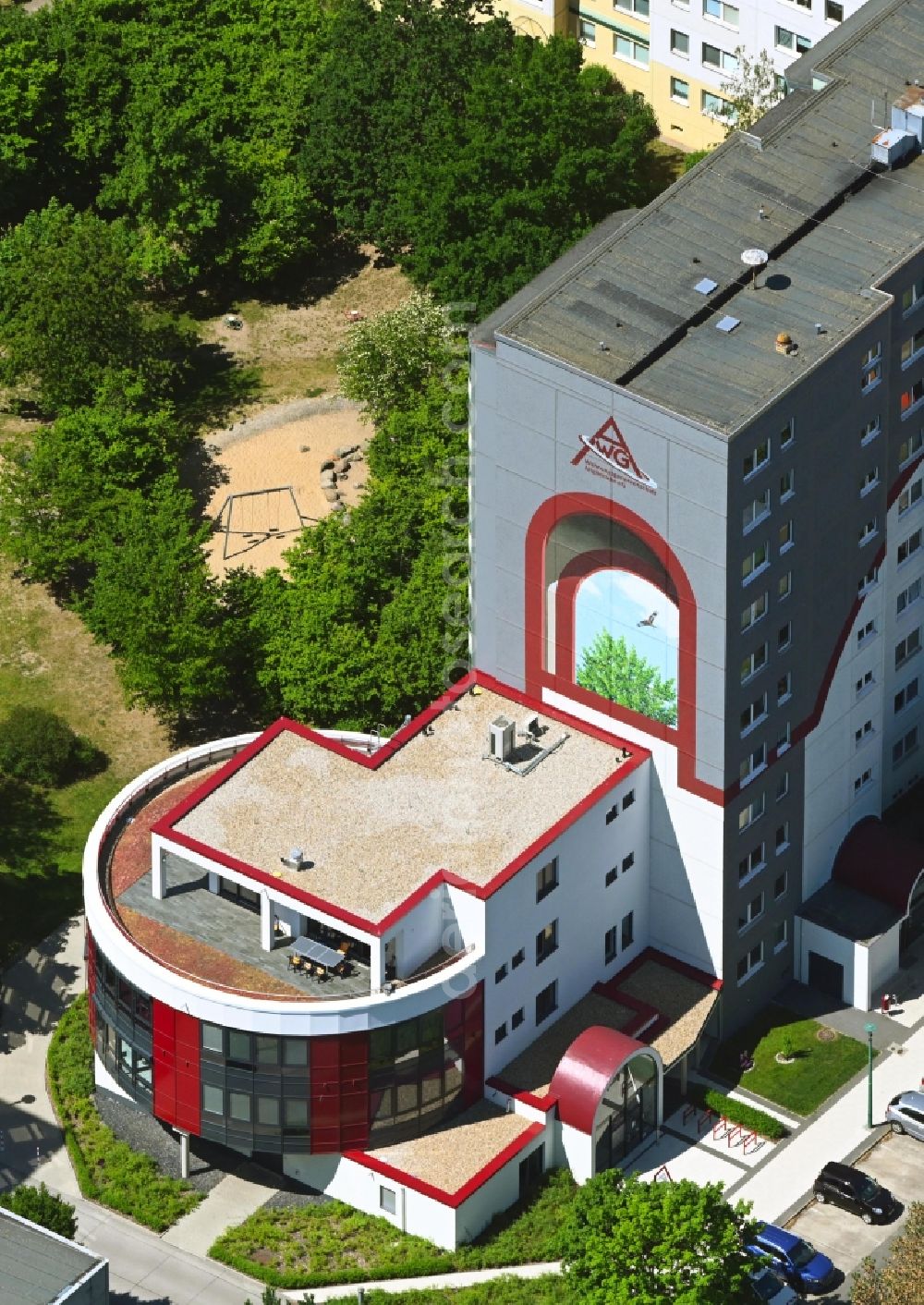Aerial image Berlin - Office and administration building of the housing association and rental apartment provider Wohnungsgenossenschaft Altglienicke eG on Schoenefelder Chaussee in the district Altglienicke in Berlin, Germany