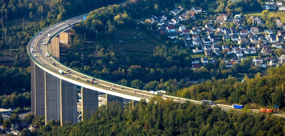 Aerial photograph Siegen - Routing and lanes in the course of the motorway bridge structure of the BAB A 45 Siegtalbruecke of Sauerlandlinie in Siegen at Siegerland in the state North Rhine-Westphalia, Germany