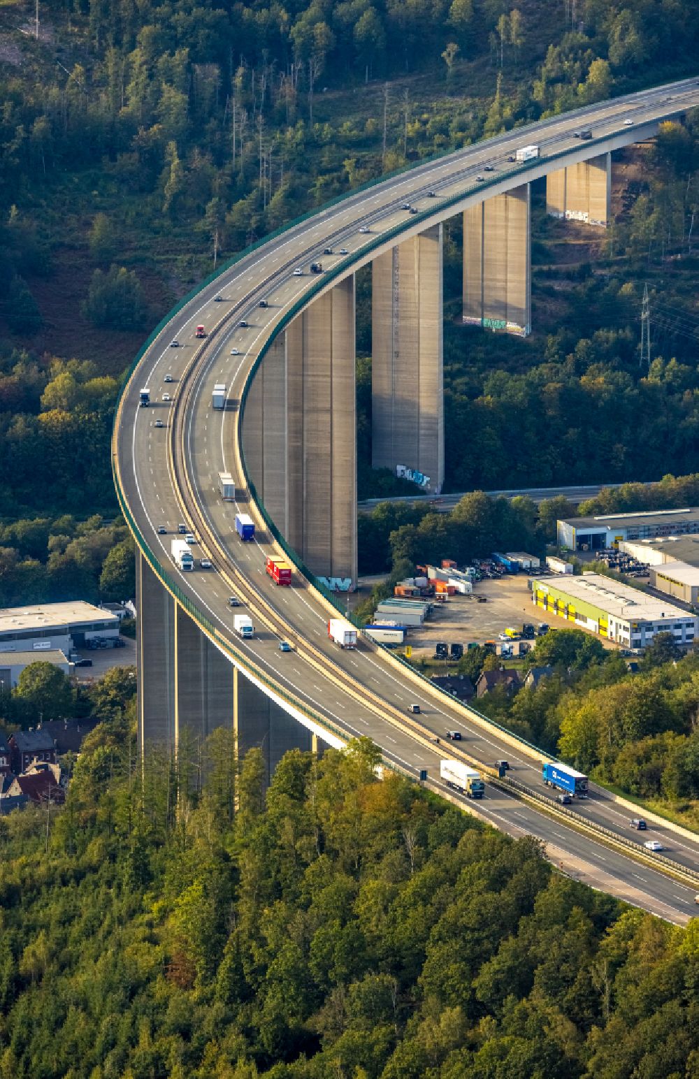Siegen from the bird's eye view: Routing and lanes in the course of the motorway bridge structure of the BAB A 45 Siegtalbruecke of Sauerlandlinie in Siegen at Siegerland in the state North Rhine-Westphalia, Germany