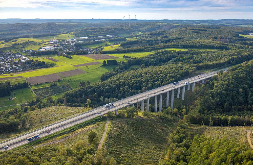 Freudenberg from the bird's eye view: Routing and lanes in the course of the motorway bridge structure of the BAB A 45 Talbruecke Bueschergrund in Freudenberg in the state North Rhine-Westphalia, Germany