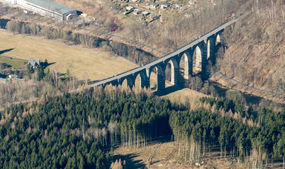 Aerial photograph Flöha - Viaduct of the railway bridge structure to route the railway tracks in Floeha in the state Saxony, Germany