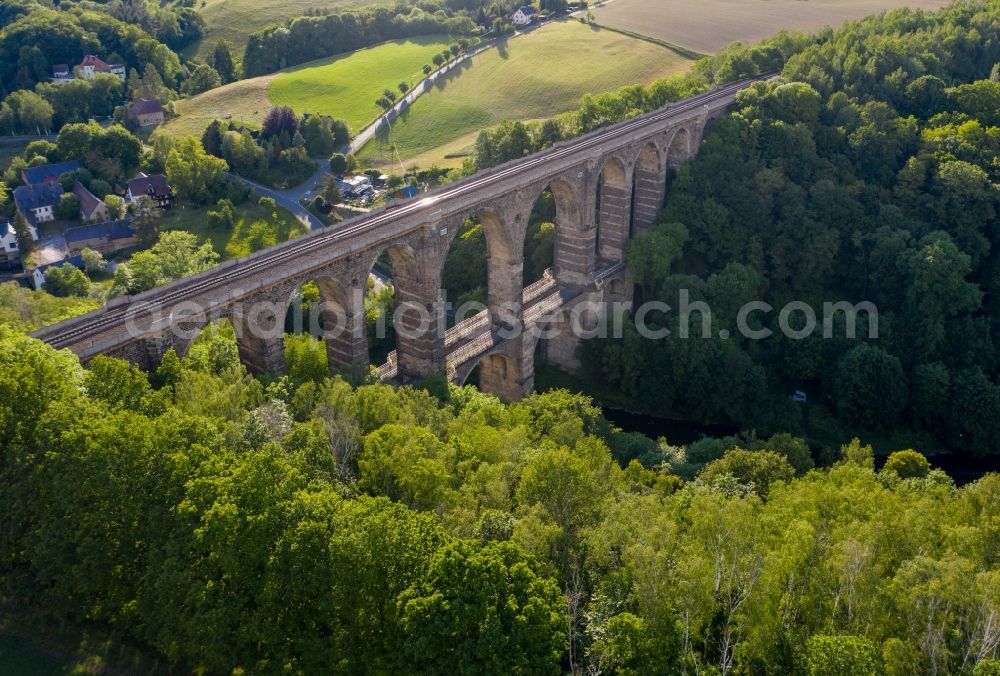 Aerial photograph Göhren - Viaduct of the railway bridge structure to route the railway tracks in Goehren in the state Saxony, Germany