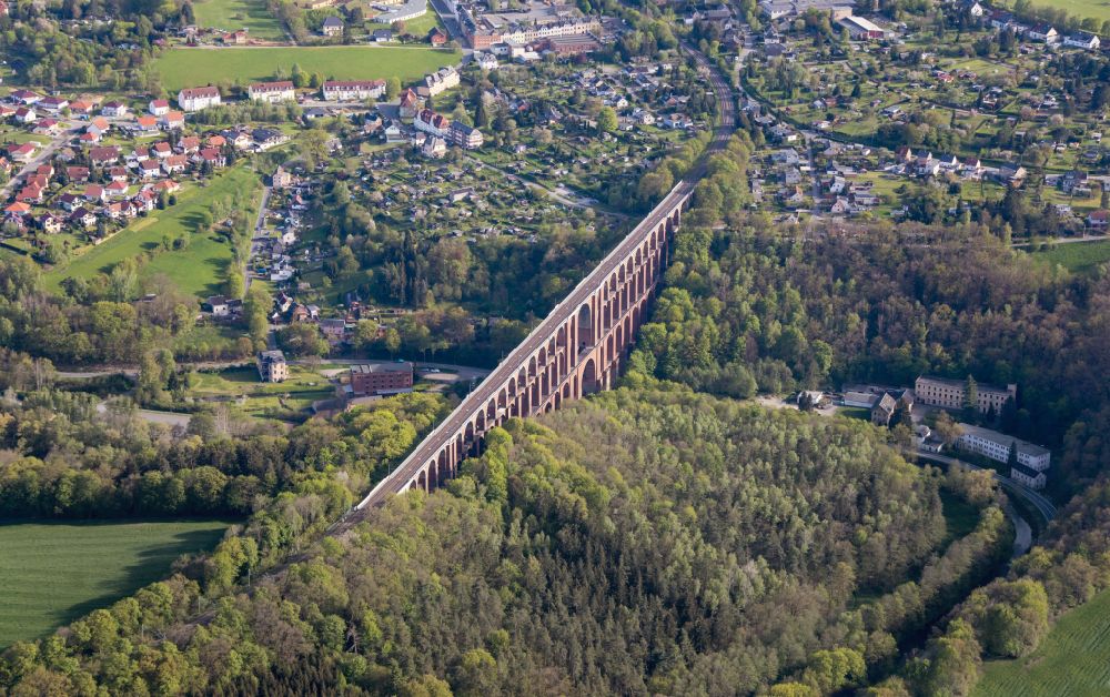 Netzschkau from the bird's eye view: Viaduct of the railway bridge structure to route the railway tracks on street Brueckenstrasse in Netzschkau Vogtland in the state Saxony, Germany