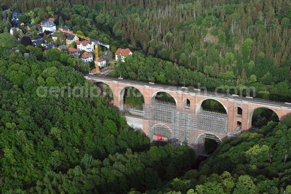Plauen from the bird's eye view: Viaduct of the railway bridge structure to route the railway tracks on street Friedensstrasse in Plauen Vogtland in the state Saxony, Germany