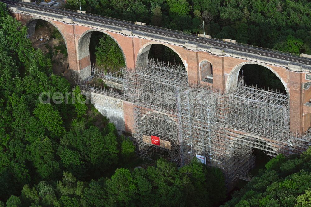 Aerial photograph Plauen - Viaduct of the railway bridge structure to route the railway tracks on street Friedensstrasse in Plauen Vogtland in the state Saxony, Germany