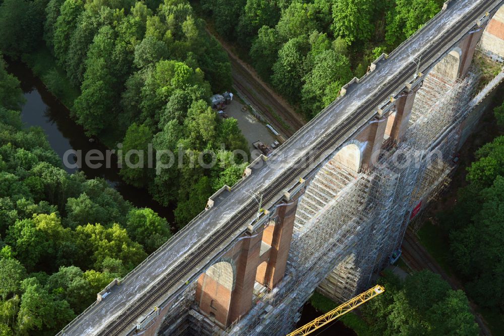 Plauen from the bird's eye view: Viaduct of the railway bridge structure to route the railway tracks on street Friedensstrasse in Plauen Vogtland in the state Saxony, Germany