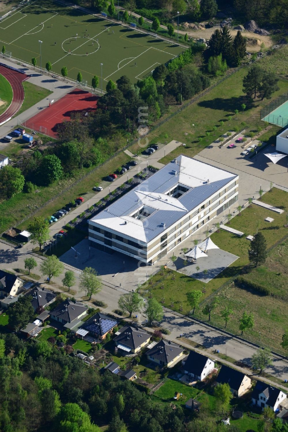 Aerial image Stahnsdorf - Vicco-von-Buelow High School in Stahnsdorf in the state of Brandenburg. The school and its compound is surrounded by meadows, lawns and woods and consists of a main and a side building as well as sports facilities