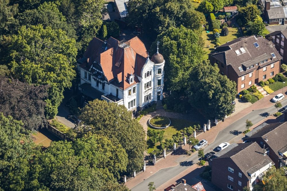 Bottrop from the bird's eye view: Luxury residential villa of single-family settlement Villa Dickmann in of Bogenstrasse in Bottrop in the state North Rhine-Westphalia, Germany