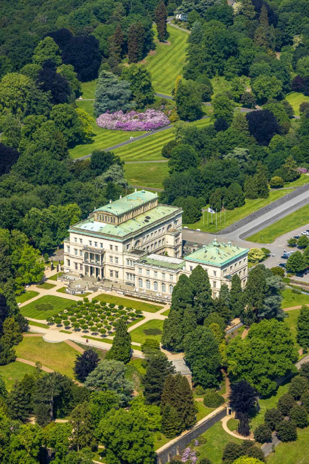 Aerial photograph Bredeney - Villa Huegel in Bredeney on the Huegelpark in the state of North Rhine-Westphalia