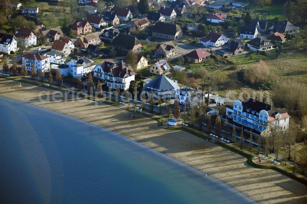 Aerial photograph Schwerin - Luxury villa in residential area of single-family settlement Am Strand in the district Zippendorf in Schwerin in the state Mecklenburg - Western Pomerania, Germany