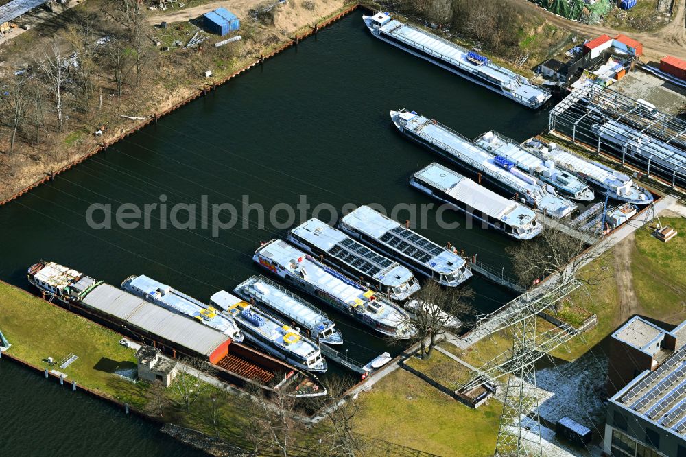 Berlin from the bird's eye view: Fully occupied ship moorings at the harbor basin of the inland port for passenger ships and ferries of the Riedel shipping company on Nalepastrasse in the Oberschoeneweide district in Berlin, Germany