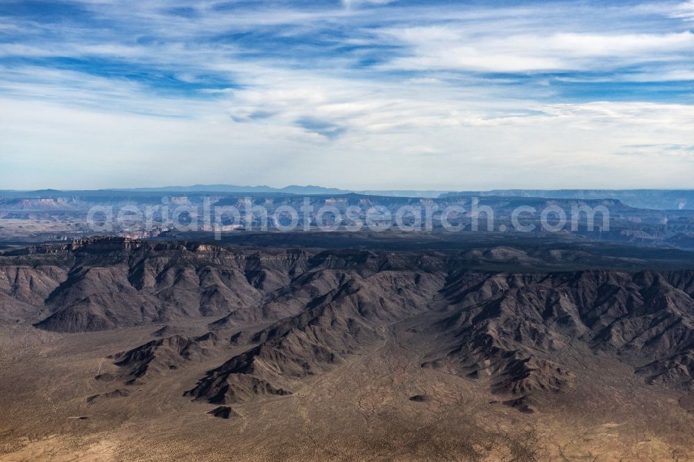 Hualapai from the bird's eye view: Valley landscape surrounded by mountains in Hualapai in Arizona, United States of America