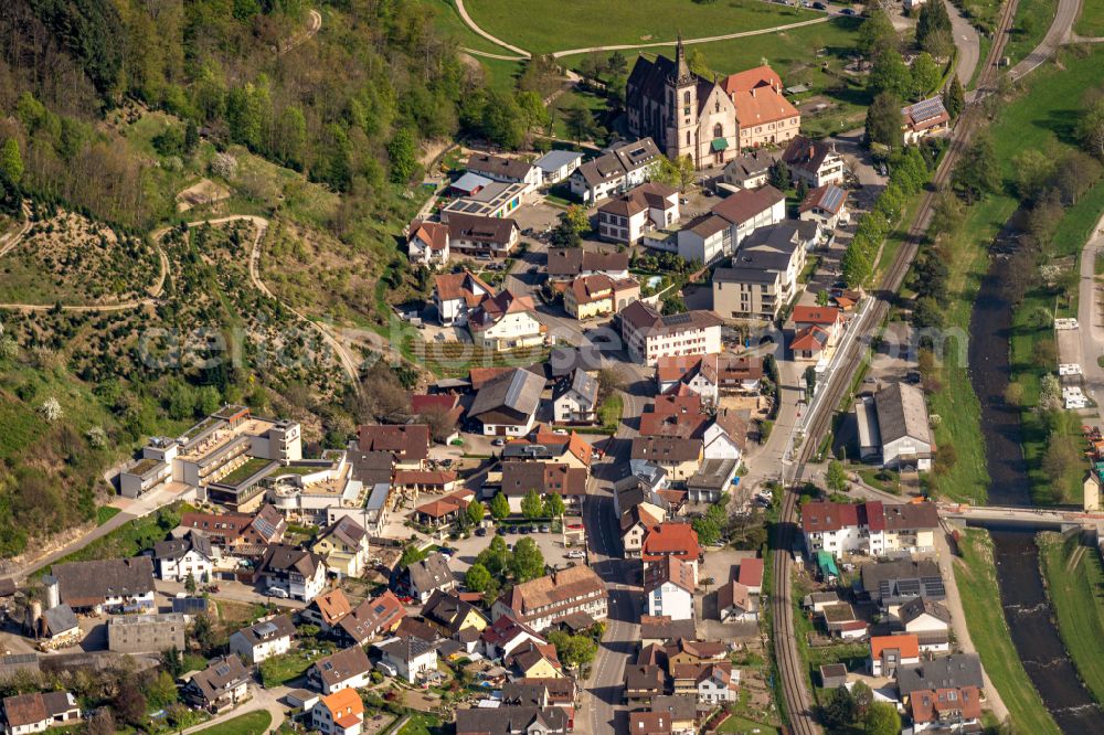 Lautenbach from the bird's eye view: Valley landscape surrounded by mountains with B38, mill dig and Renchtal-rail-track in Lautenbach in the state Baden-Wuerttemberg, Germany