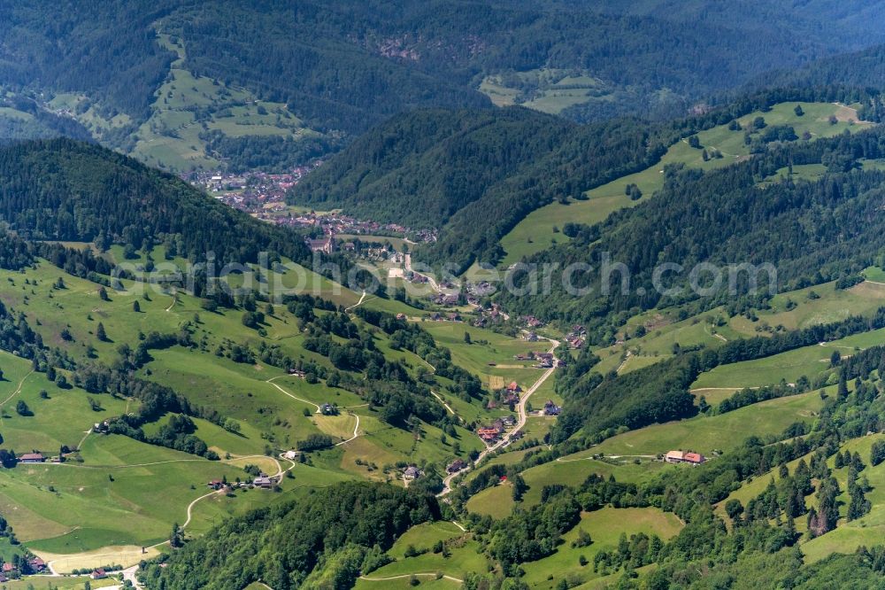 Aerial photograph Münstertal/Schwarzwald - Valley landscape surrounded by mountains in Muenstertal/Schwarzwald in the state Baden-Wurttemberg, Germany