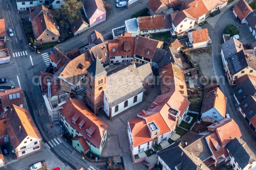 Aerial image Dossenheim-sur-Zinsel - Church building of St. Leonhard surrounded by a circle of houses in the village of in Dossenheim-sur-Zinsel in Grand Est, France