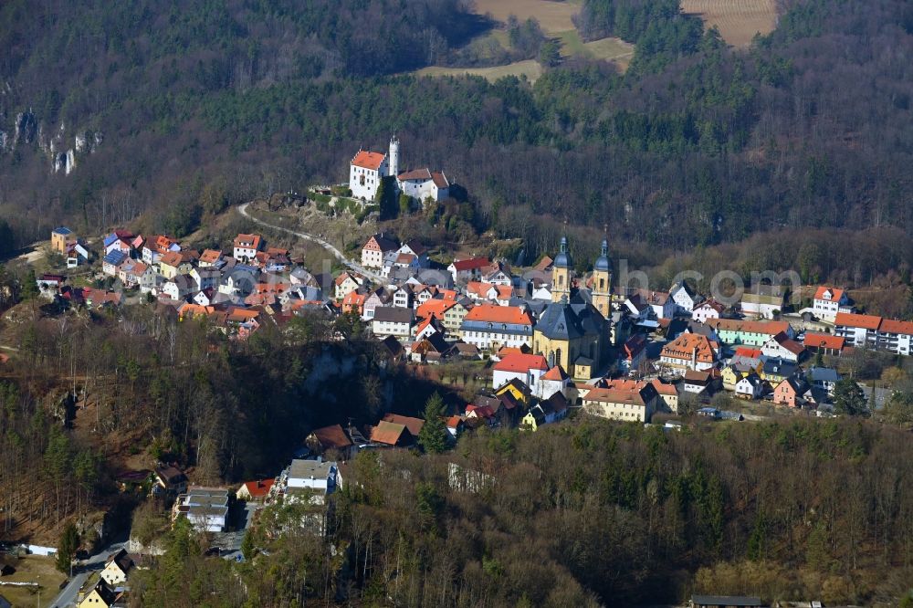 Gößweinstein from the bird's eye view: Surrounded by forest and forest areas center of the streets and houses and residential areas in Goessweinstein at Fraenkische Schweiz in the state Bavaria, Germany