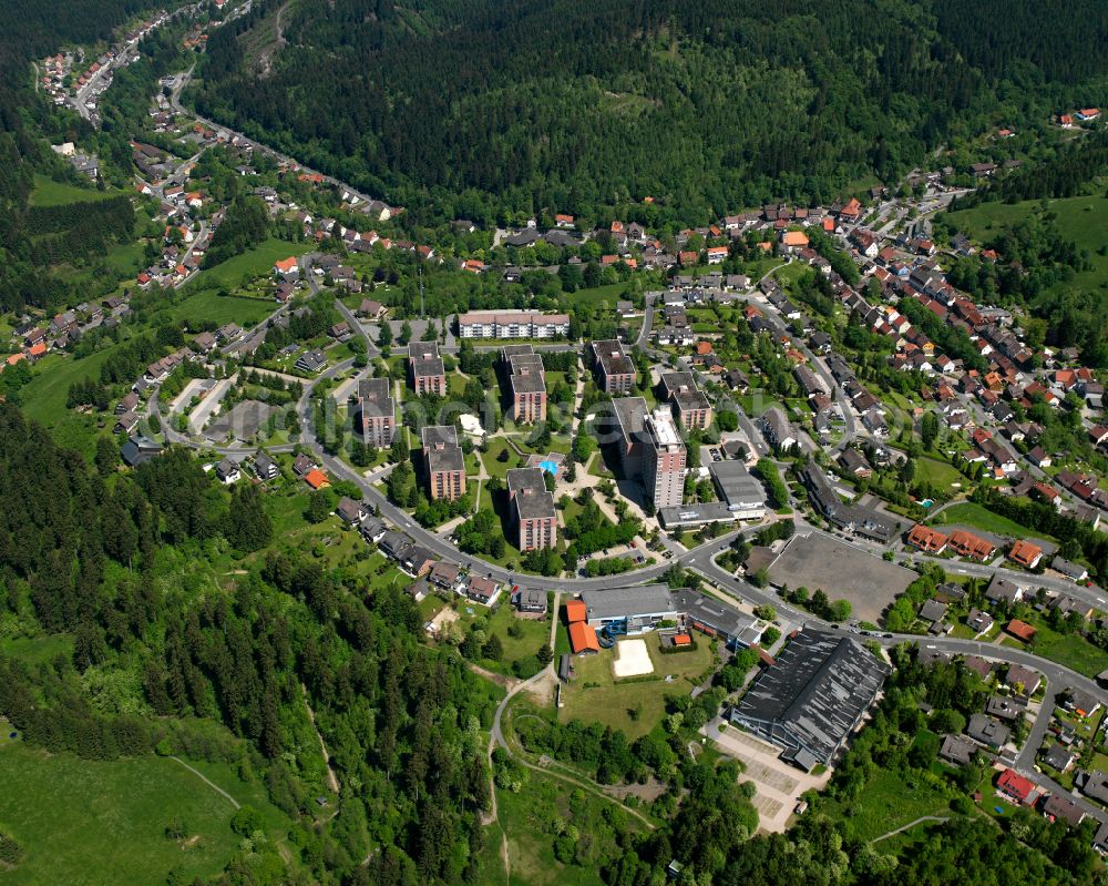 Altenau from the bird's eye view: Surrounded by forest and forest areas center of the streets and houses and residential areas in Altenau in the state Lower Saxony, Germany