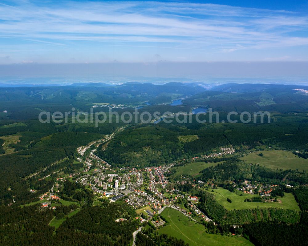 Altenau from above - Surrounded by forest and forest areas center of the streets and houses and residential areas in Altenau in the state Lower Saxony, Germany