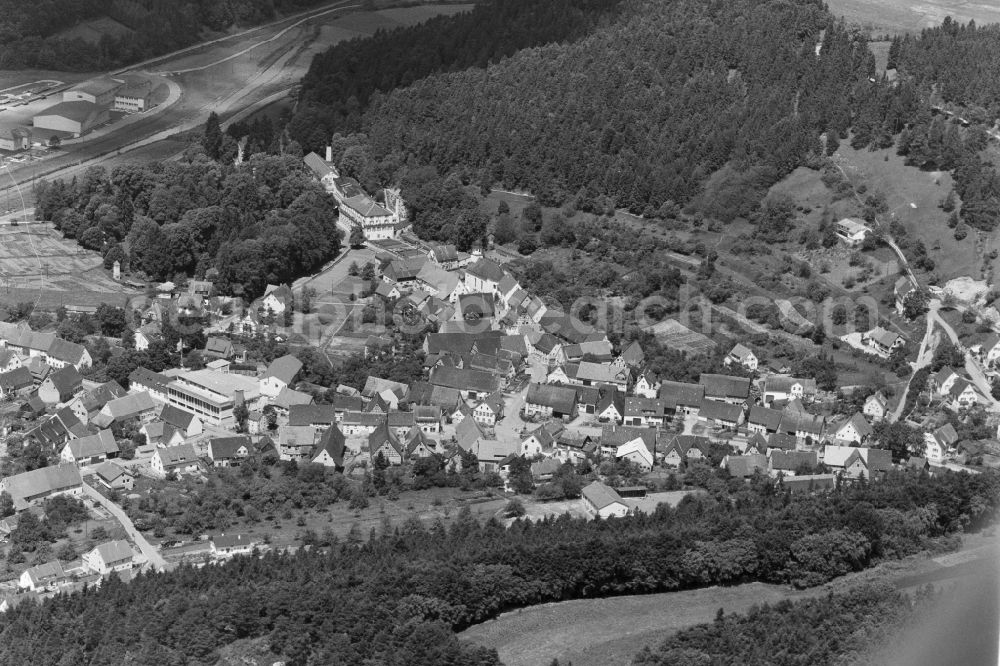 Bad Imnau from the bird's eye view: Surrounded by forest and forest areas center of the streets and houses and residential areas in Bad Imnau in the state Baden-Wuerttemberg, Germany