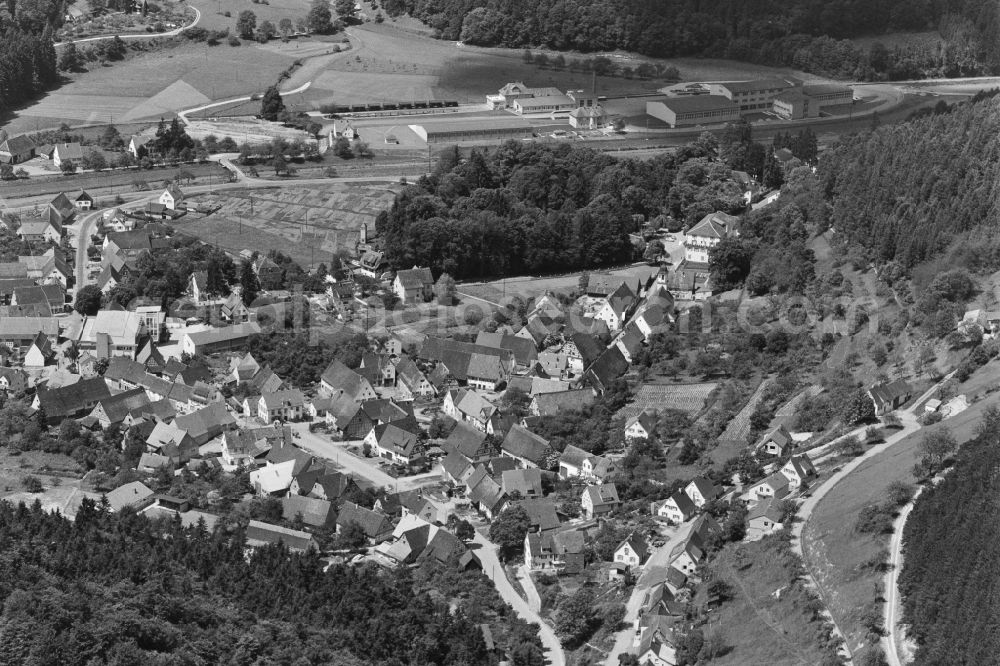 Aerial photograph Bad Imnau - Surrounded by forest and forest areas center of the streets and houses and residential areas in Bad Imnau in the state Baden-Wuerttemberg, Germany