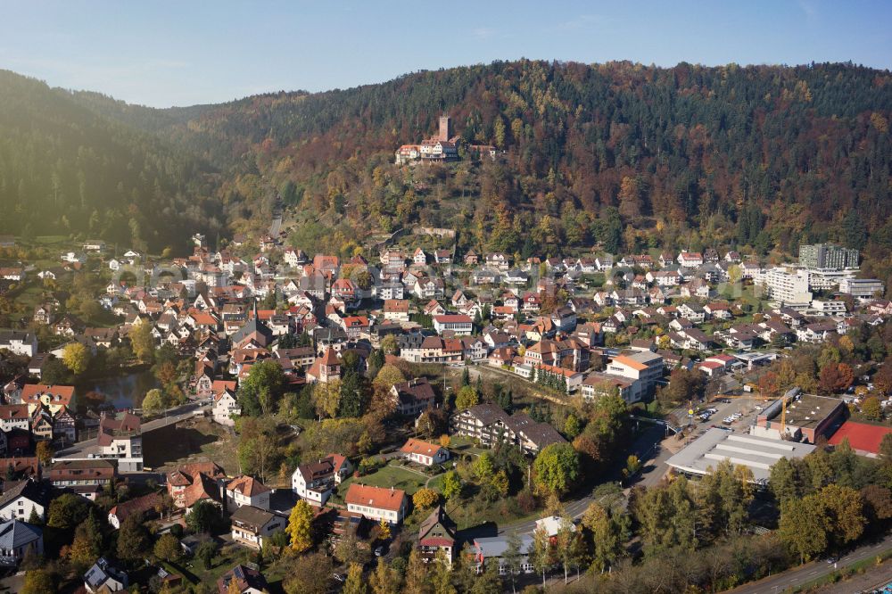 Bad Liebenzell from above - Surrounded by forest and forest areas center of the streets and houses and residential areas in Bad Liebenzell in the state Baden-Wuerttemberg, Germany