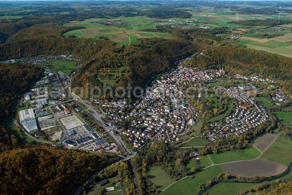 Aerial photograph Blaubeuren - Surrounded by forest and forest areas center of the streets and houses and residential areas in Blaubeuren in the state Baden-Wuerttemberg, Germany