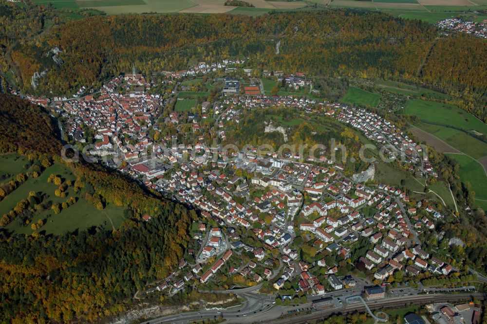 Aerial image Blaubeuren - Surrounded by forest and forest areas center of the streets and houses and residential areas in Blaubeuren in the state Baden-Wuerttemberg, Germany