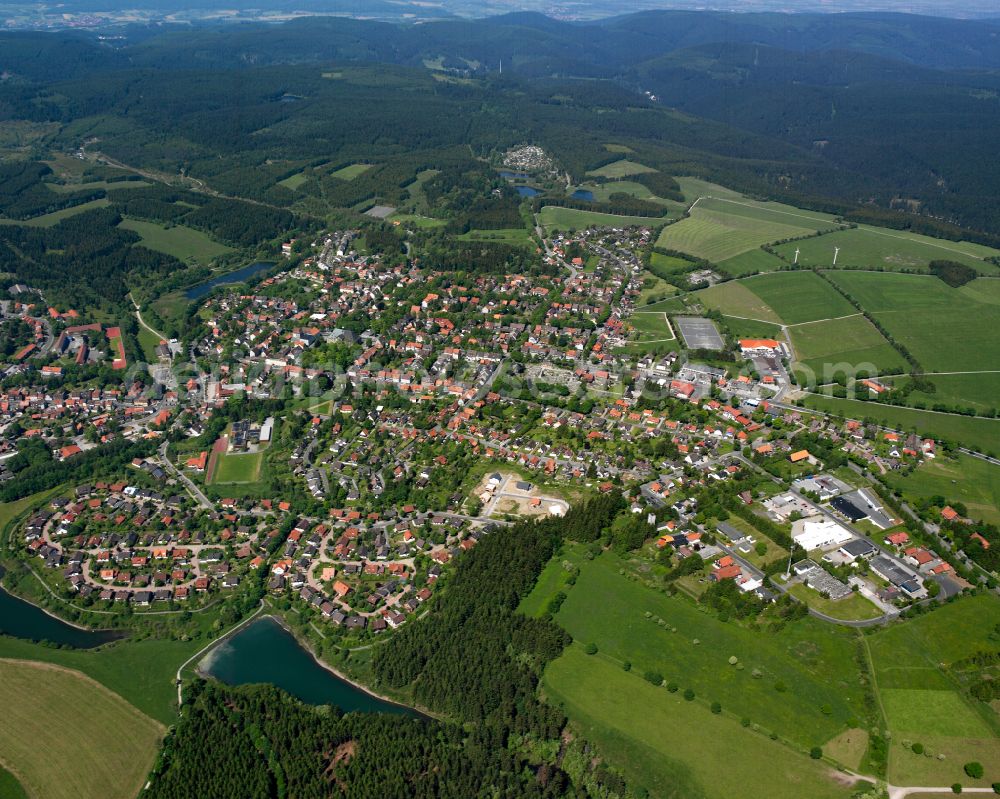 Clausthal-Zellerfeld from the bird's eye view: Surrounded by forest and forest areas center of the streets and houses and residential areas in Clausthal-Zellerfeld in the state Lower Saxony, Germany