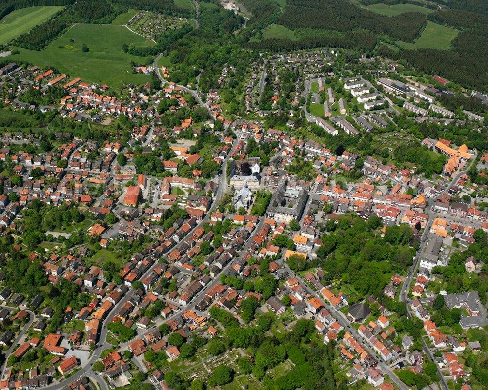 Aerial photograph Clausthal-Zellerfeld - Surrounded by forest and forest areas center of the streets and houses and residential areas in Clausthal-Zellerfeld in the state Lower Saxony, Germany