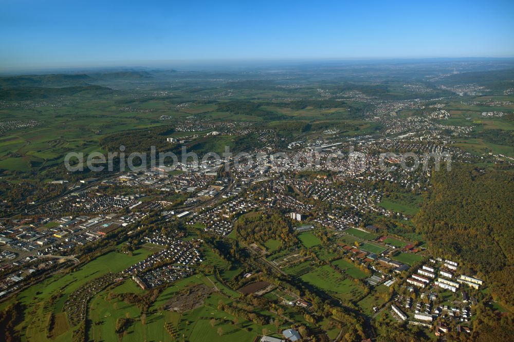 Faurndau from the bird's eye view: Surrounded by forest and forest areas center of the streets and houses and residential areas in Faurndau in the state Baden-Wuerttemberg, Germany