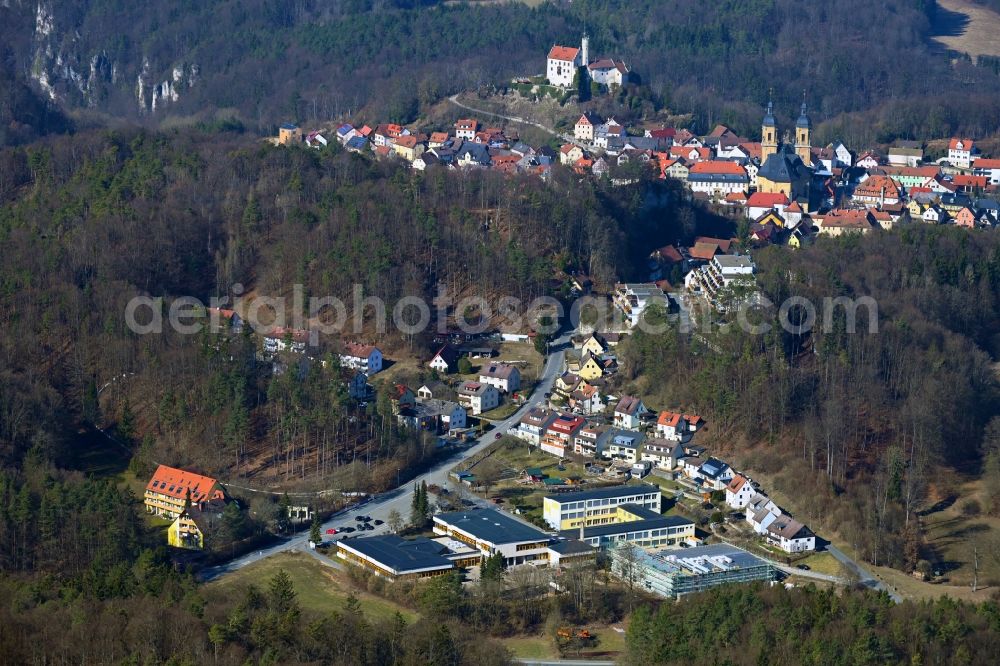 Aerial photograph Gößweinstein - Surrounded by forest and forest areas center of the streets and houses and residential areas in Goessweinstein at Fraenkische Schweiz in the state Bavaria, Germany