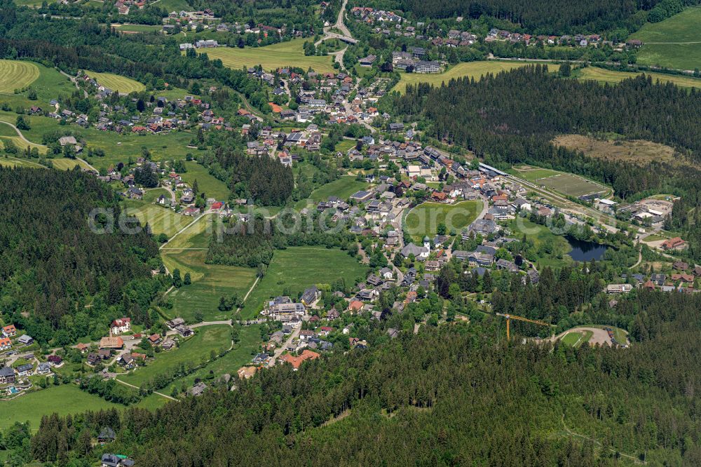 Aerial photograph Hinterzarten - Surrounded by forest and forest areas center of the streets and houses and residential areas in Hinterzarten in the state Baden-Wuerttemberg, Germany