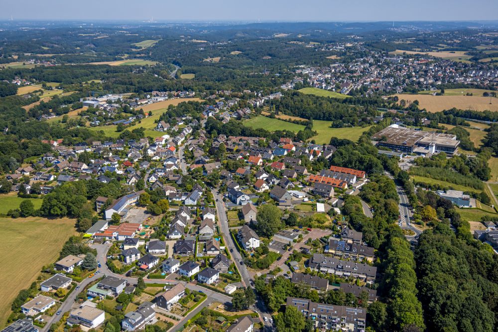 Aerial photograph Hobeuken - Surrounded by forest and forest areas center of the streets and houses and residential areas in Hobeuken in the state North Rhine-Westphalia, Germany