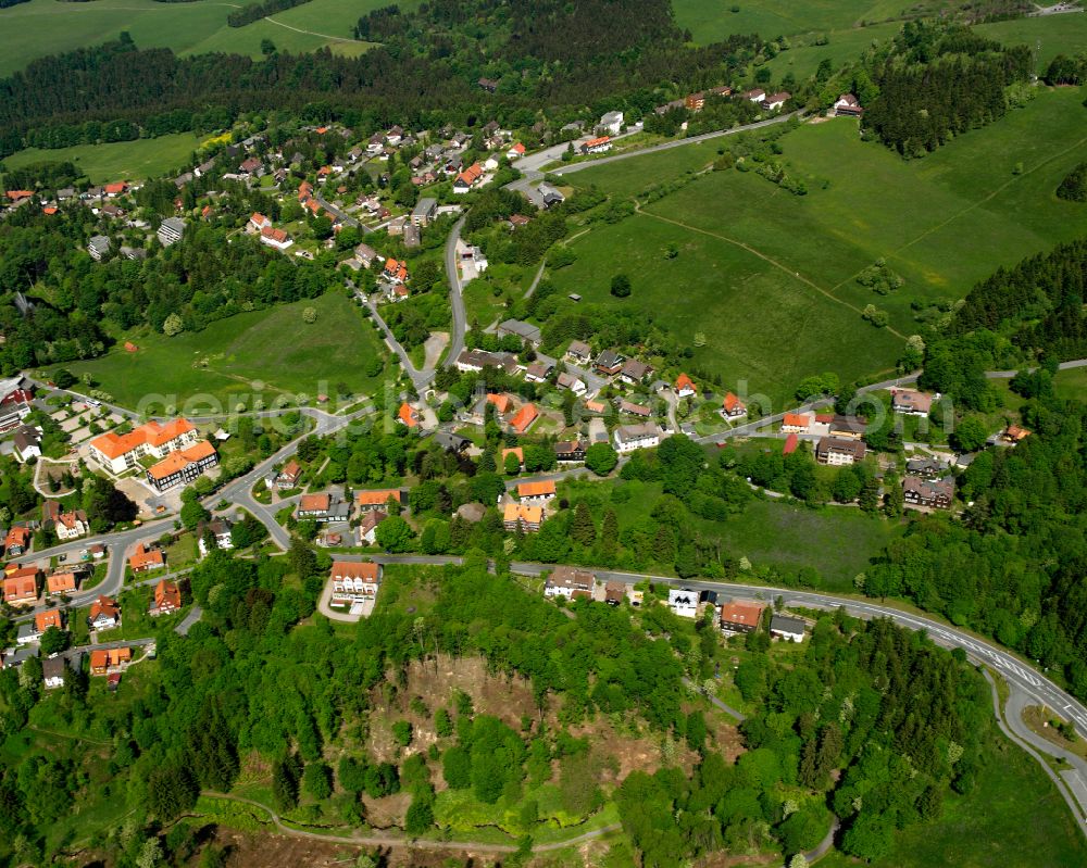 Aerial image Jordanshöhe - Surrounded by forest and forest areas center of the streets and houses and residential areas in Jordanshöhe in the state Lower Saxony, Germany