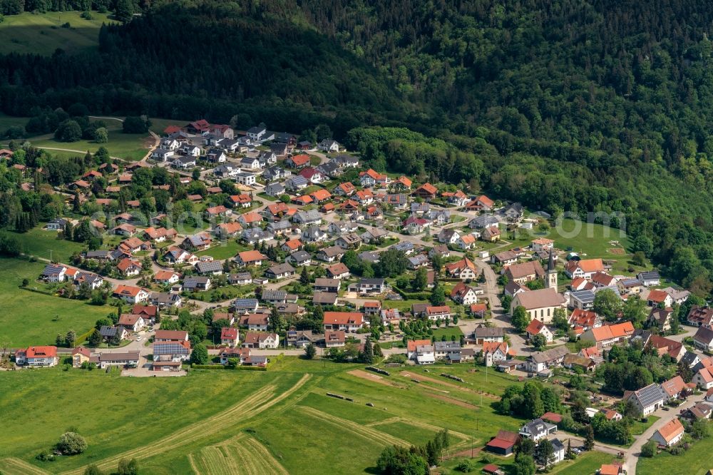 Aerial photograph Mahlstetten - Surrounded by forest and forest areas center of the streets and houses and residential areas in Mahlstetten in the state Baden-Wuerttemberg, Germany